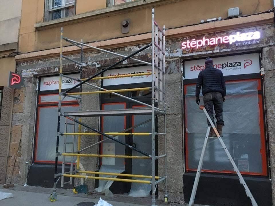 Échafaudage devant une façade d'agence immobilière