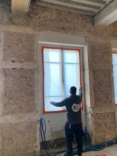 Protection d'une fenêtre par un artisan d'AK Sablage