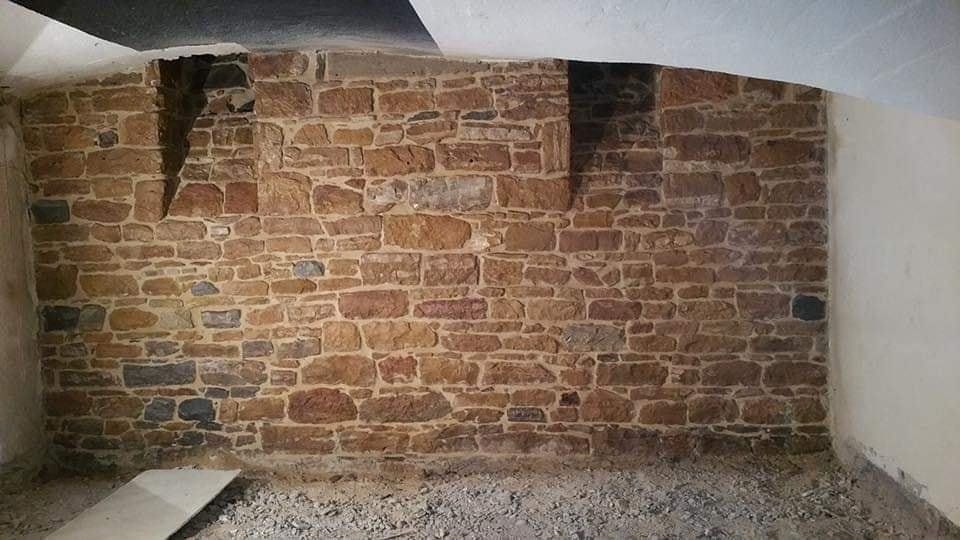 Mur en pierre dans une cave