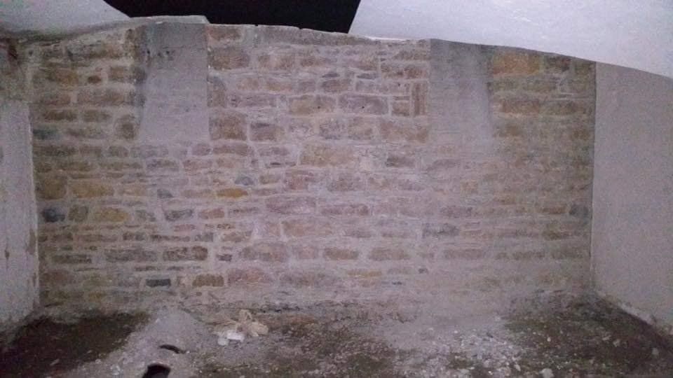 Mur en pierre blanchi