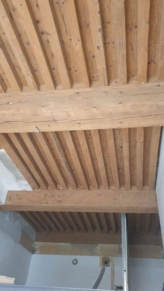 Plafond en bois ancien décrépi