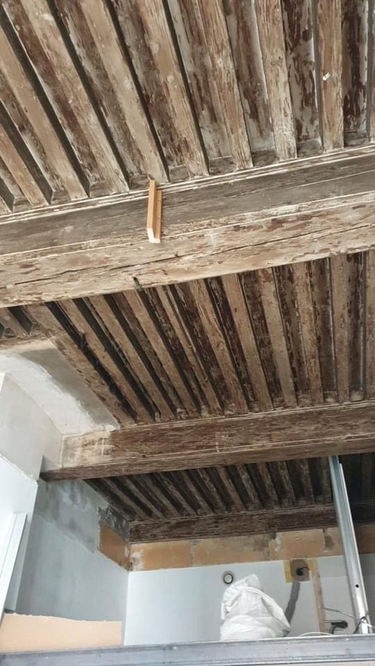 Plafond en bois ancien décrépi