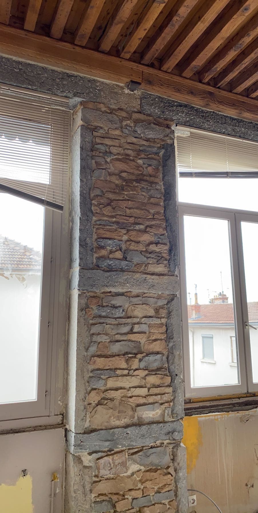 Trumeaux de pierre autour d'une fenêtre