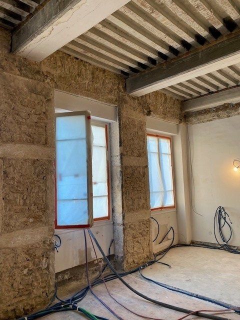 Fenêtres avec baches dessus ouvertes