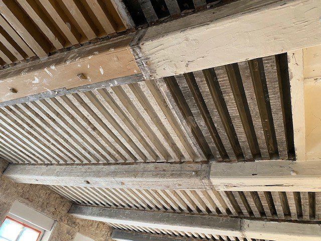 Plafond en bois avec plusieurs types de bois