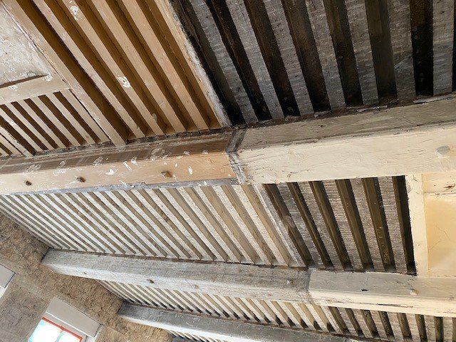 Plusieurs types de bois de couleur pour un plafond