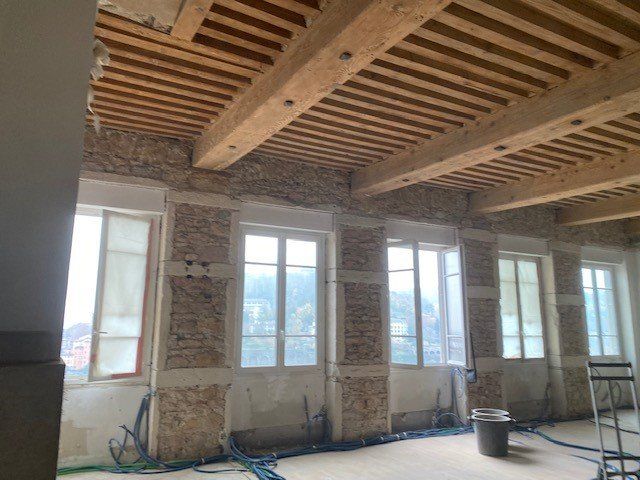 Maison ancienne en pierre et en bois vue de l'intérieur