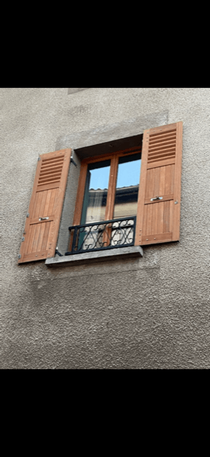 Volets de bois clair