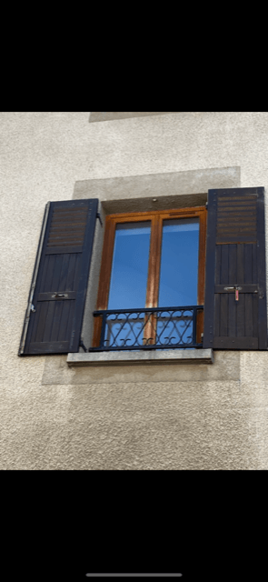 Volets noirs autour d'une fenêtre