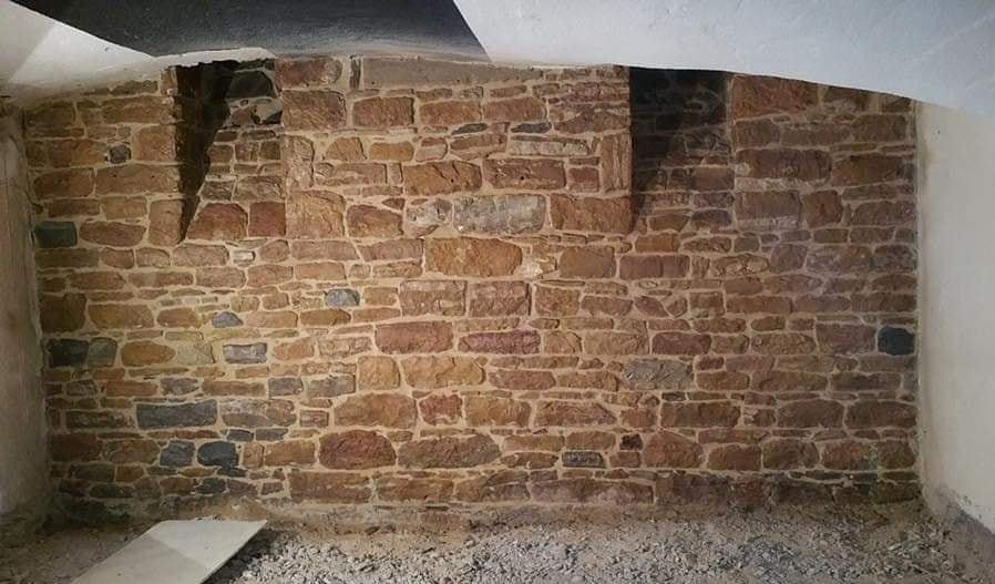 Mur en pierres dans une cave