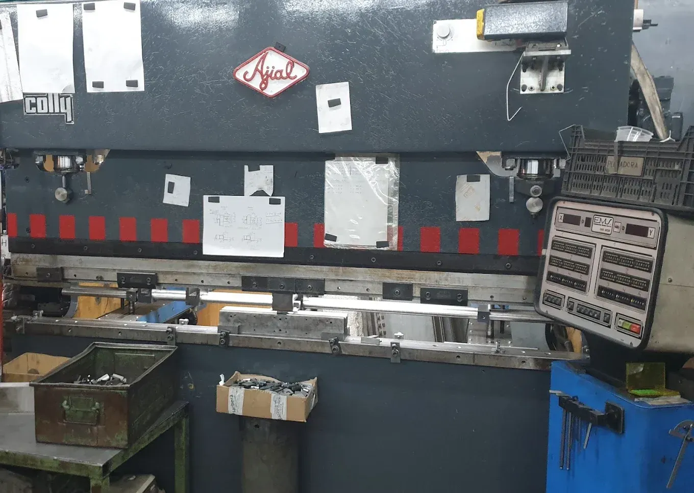 Prensa plegadora industrial de gran tamaño en un taller.