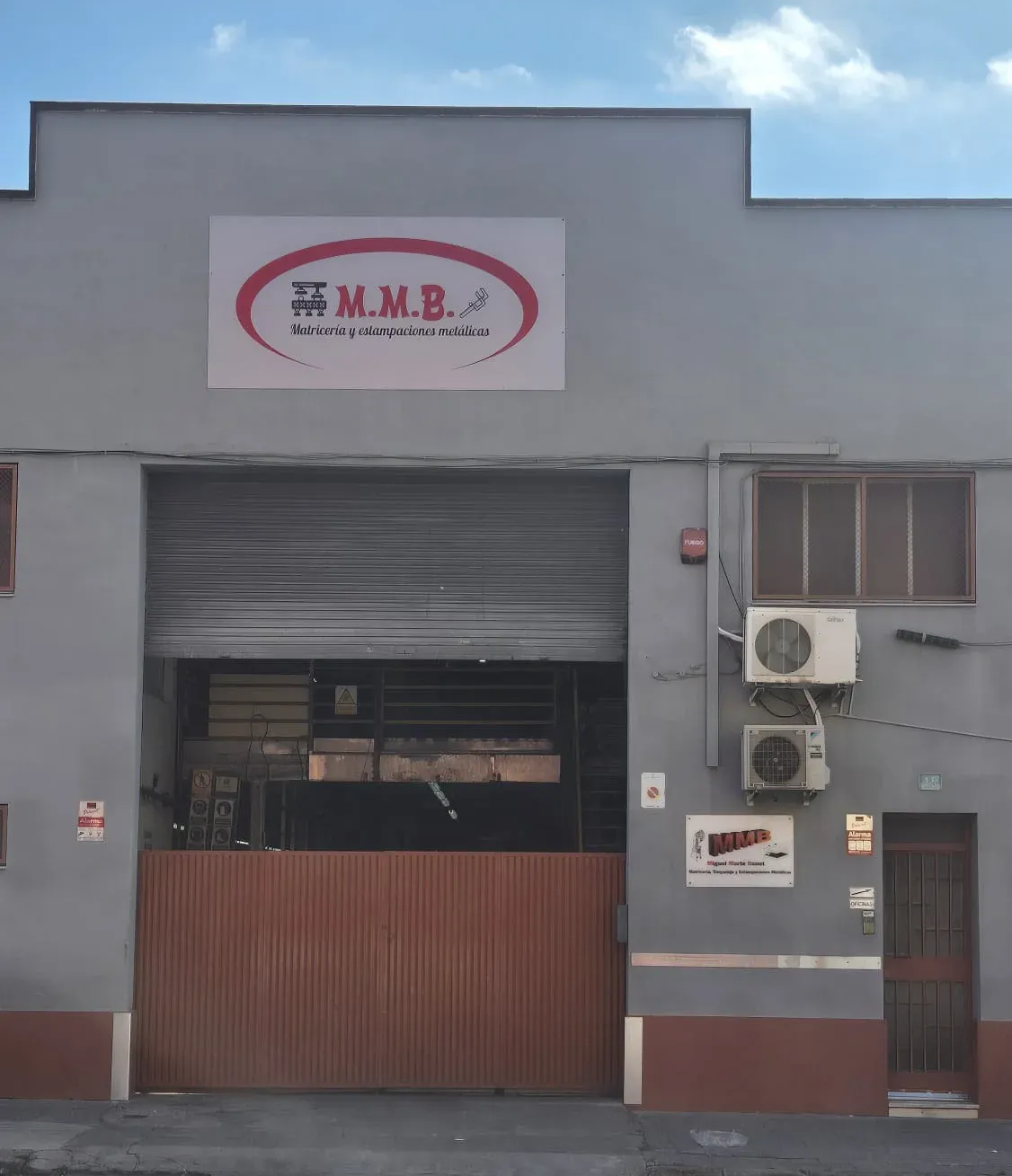 Tres soportes metálicos: blanco, plateado y verde.