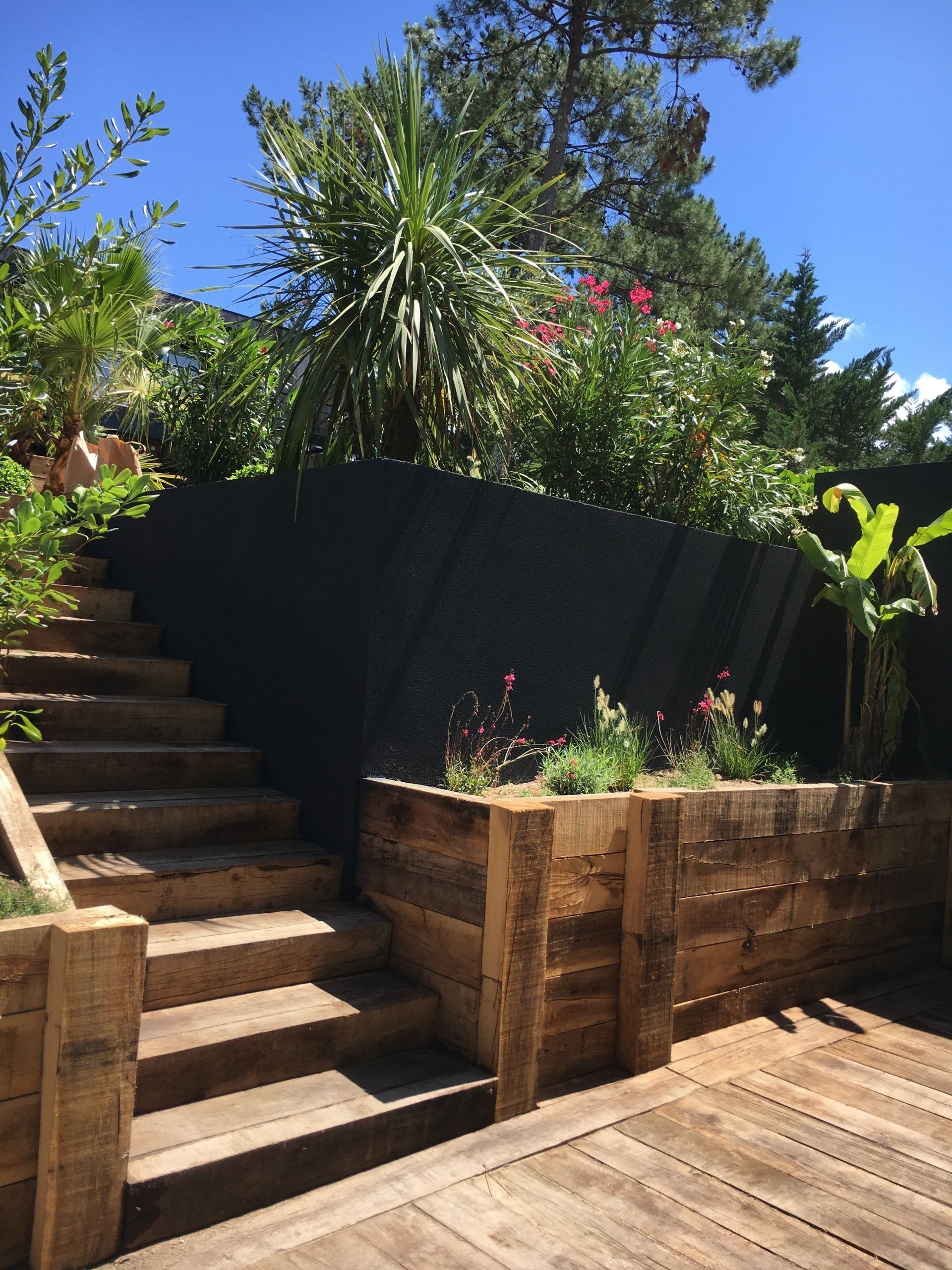 Conception d'une terrasse en bois avec escalier et parterre