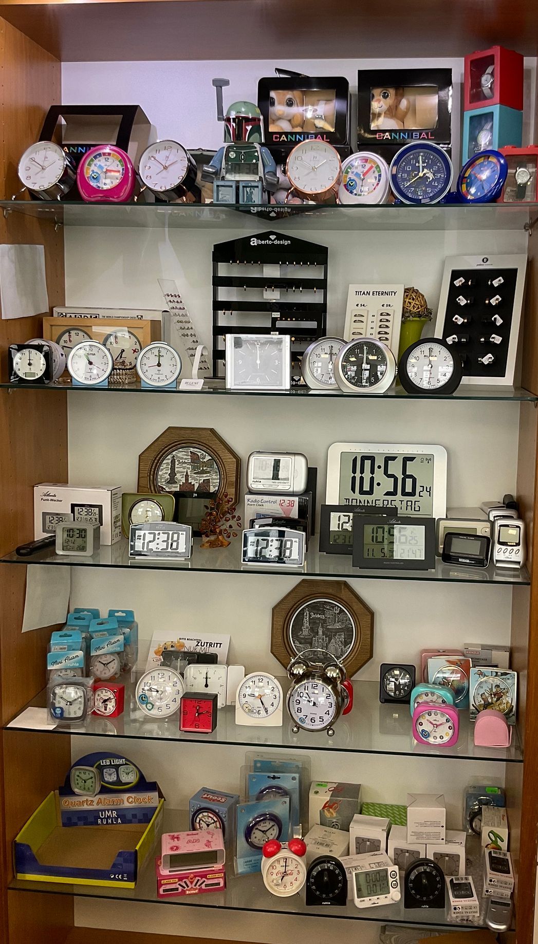 Ein Regal voller Wecker aller Art.