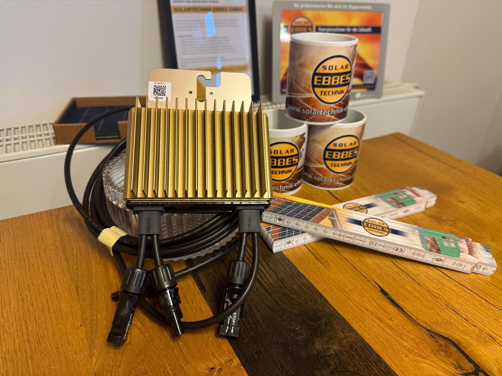 Tisch mit Werbeartikeln und einer Urkunde