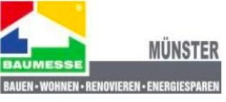 „NEWS“ in weißer Schrift auf blauem Hintergrund, darüber „IN UNSERER ZENTRALE“ in goldener Schrift. Solarpaneele im Vordergrund, Gebäude im Hintergrund.