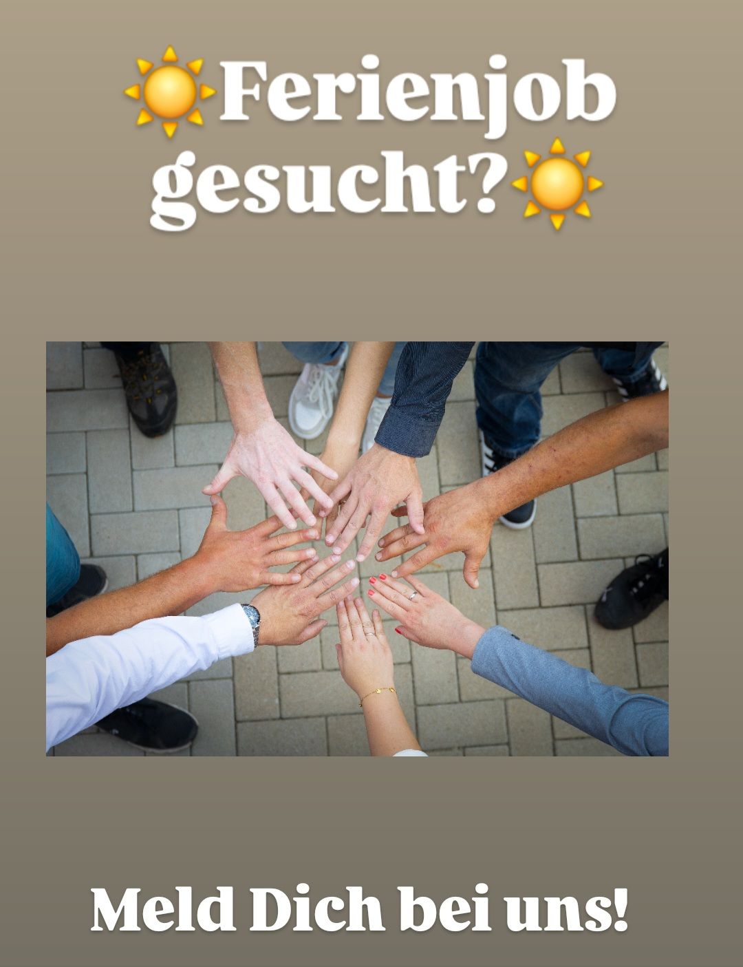 Tisch mit Werbeartikeln und einer Urkunde