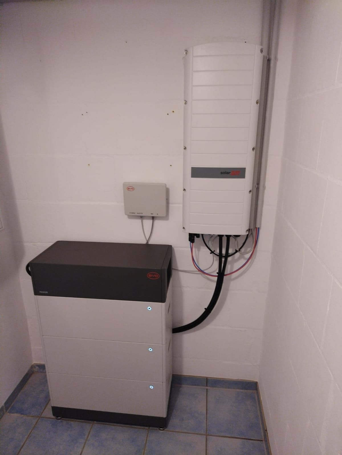 Handwerker installiert Wechselrichter