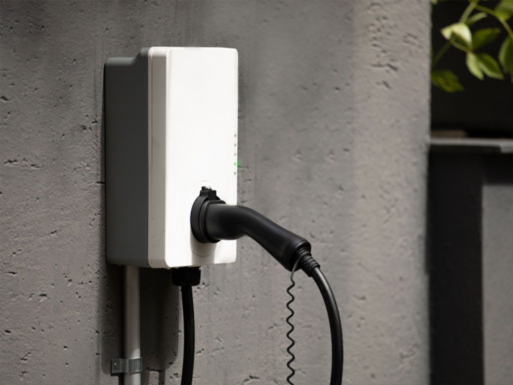 Stecker für Wandaufladestation mit Kabel an der Wand montiert 