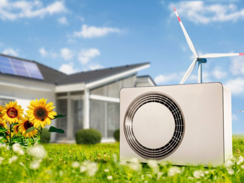 Wärmepumpen auf eine Wiese mit Sonnenblume 