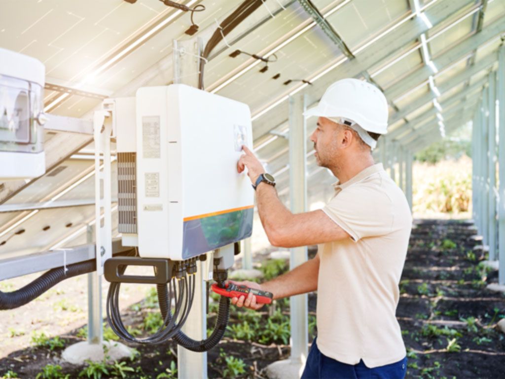 Handwerker installiert Wechselrichter 