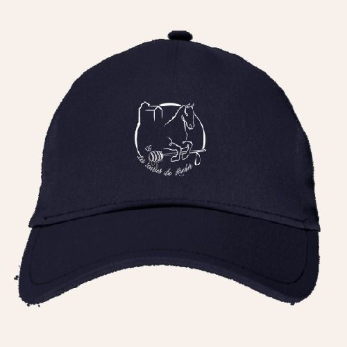 Casquette de baseball bleu marine avec un petit logo blanc dessiné au trait sur le panneau avant