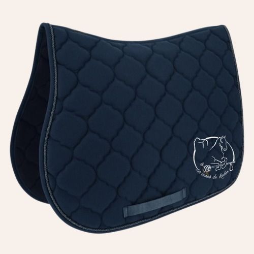 Tapis de selle matelassé bleu marine avec bordure blanche et petit logo de cheval en bas à droite