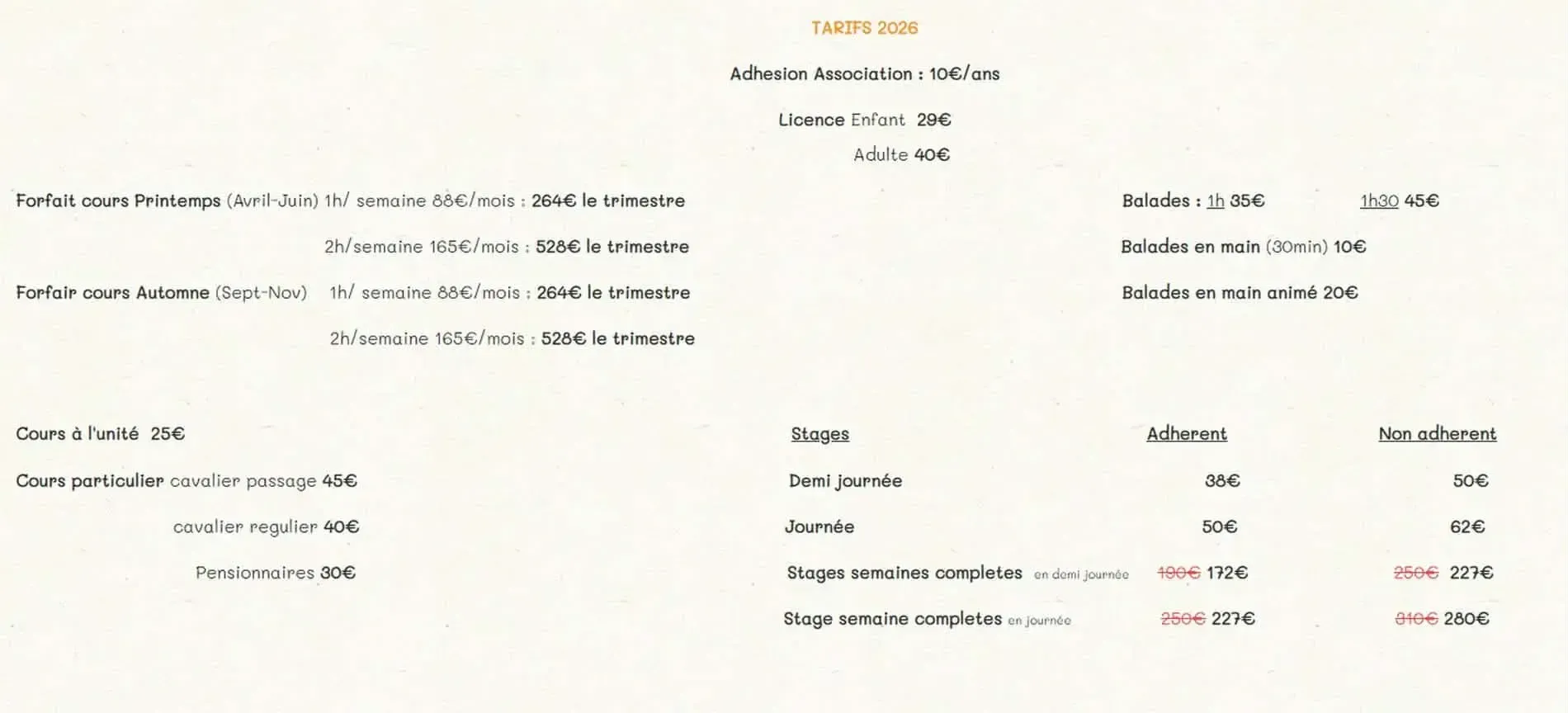 Page web blanche floue avec des champs de texte ressemblant à des formulaires et un tableau récapitulatif sur la droite