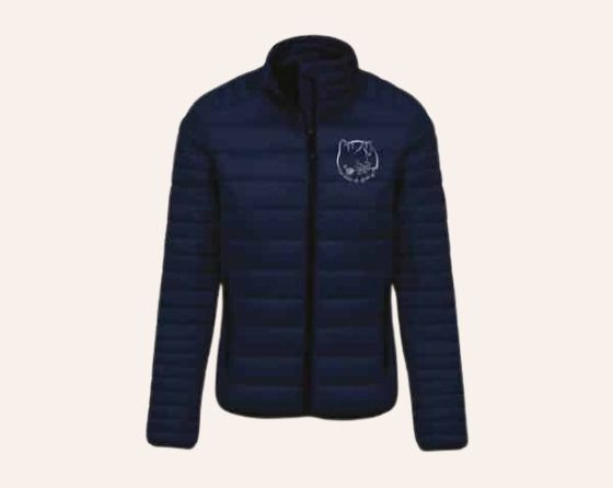 Veste matelassée bleu marine à fermeture éclair avec logo sur la poitrine, présentée sur fond clair.