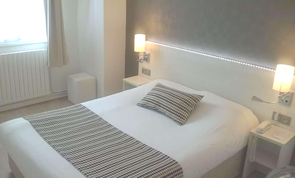 Chambre single ou double  avec lit motif marron et rond beige