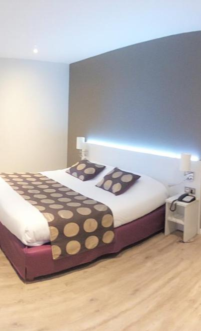 Chambre confort  avec lit double à motif marron et rond beige