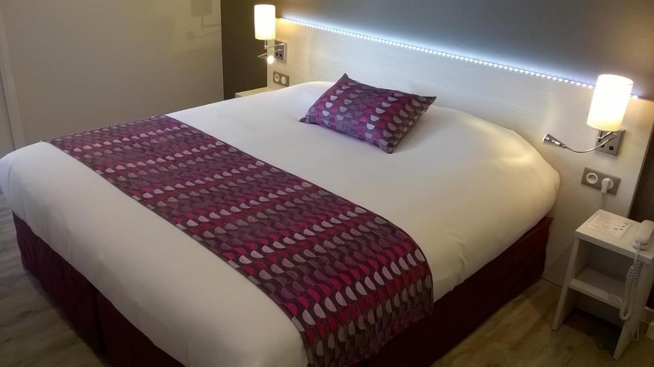 Lit double confortable blanc et modif rose et violet