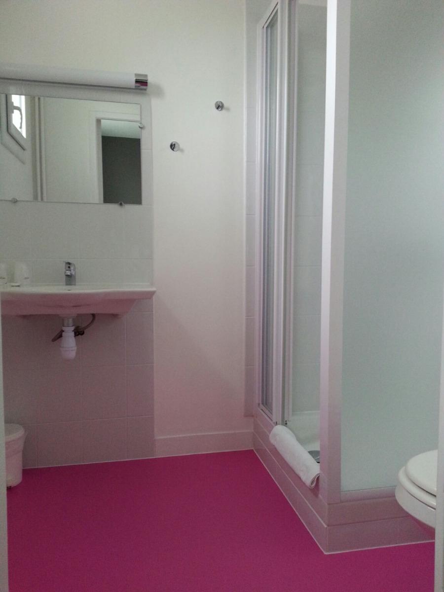 une salle de bain haute en couleur!