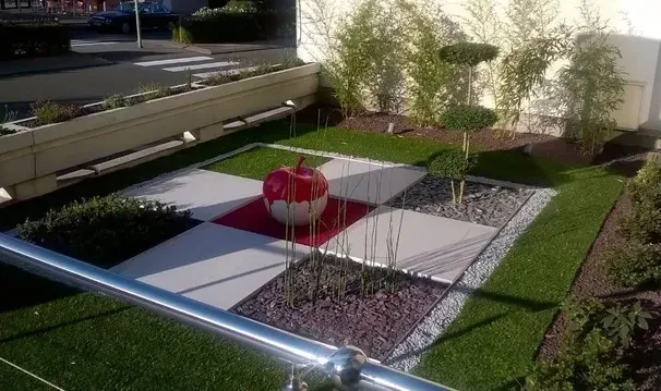 Devanture extérieur cadrillage et une pomme au milieu