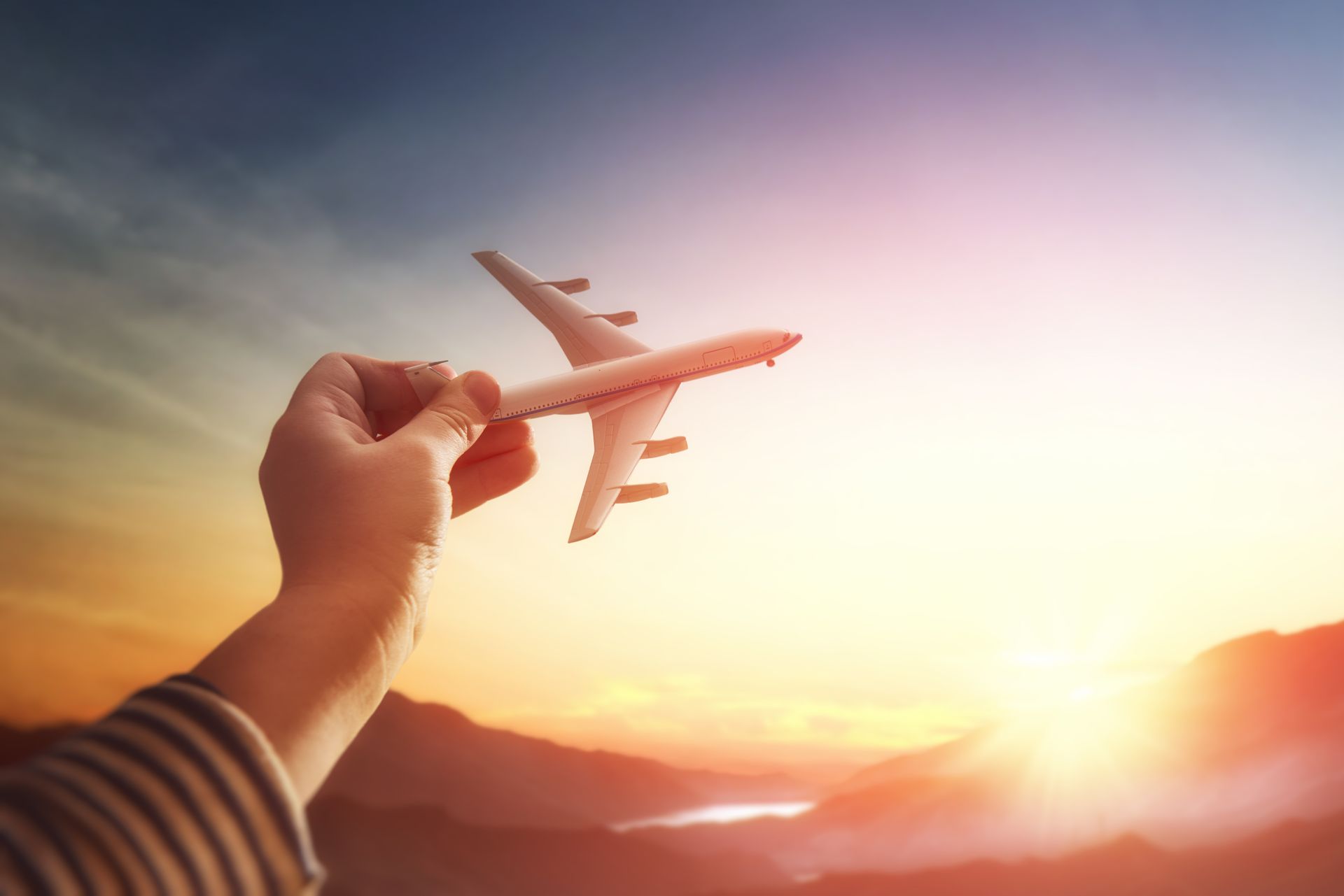 Una persona sostiene un avión de juguete en su mano.