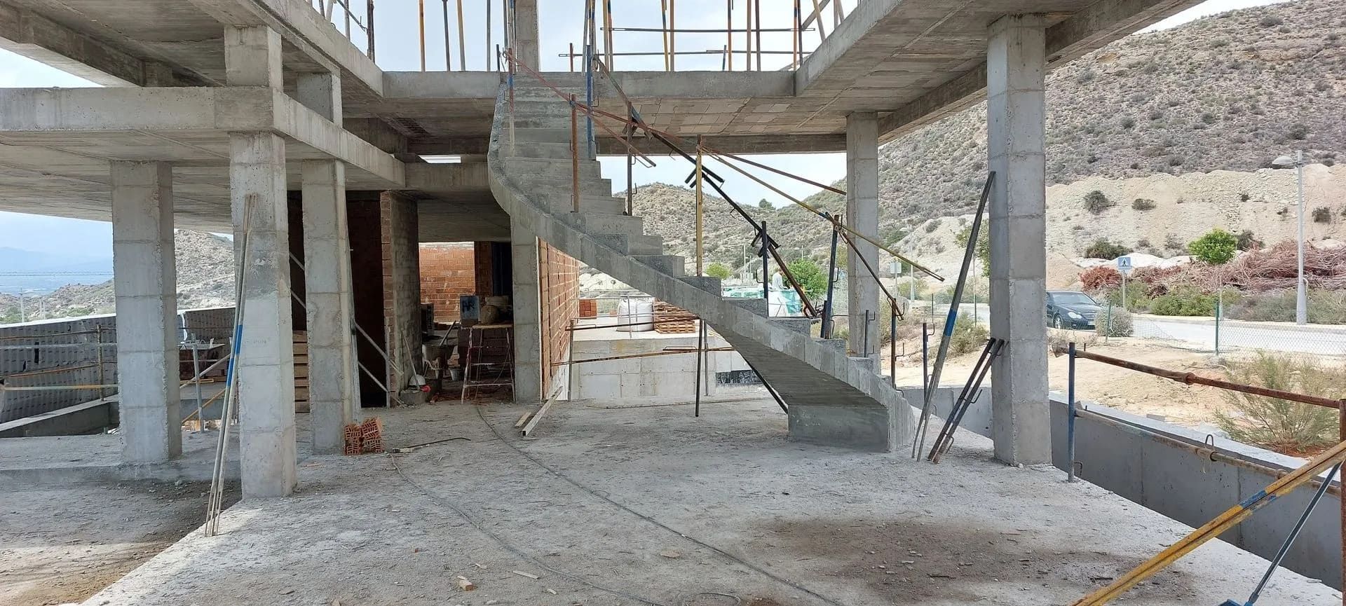 Edificio de hormigón en construcción con escaleras.