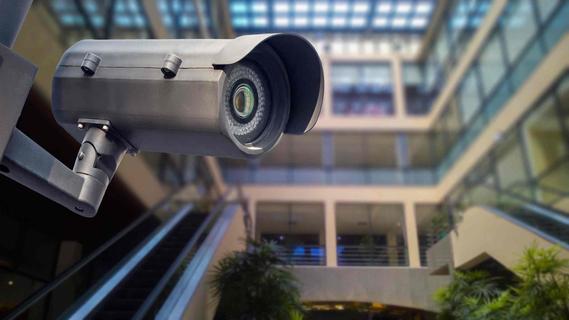 Una cámara de seguridad está ubicada en el medio de un edificio.