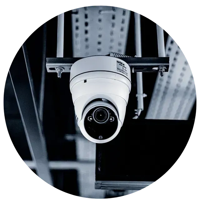 Una cámara de seguridad cuelga del techo de un edificio.