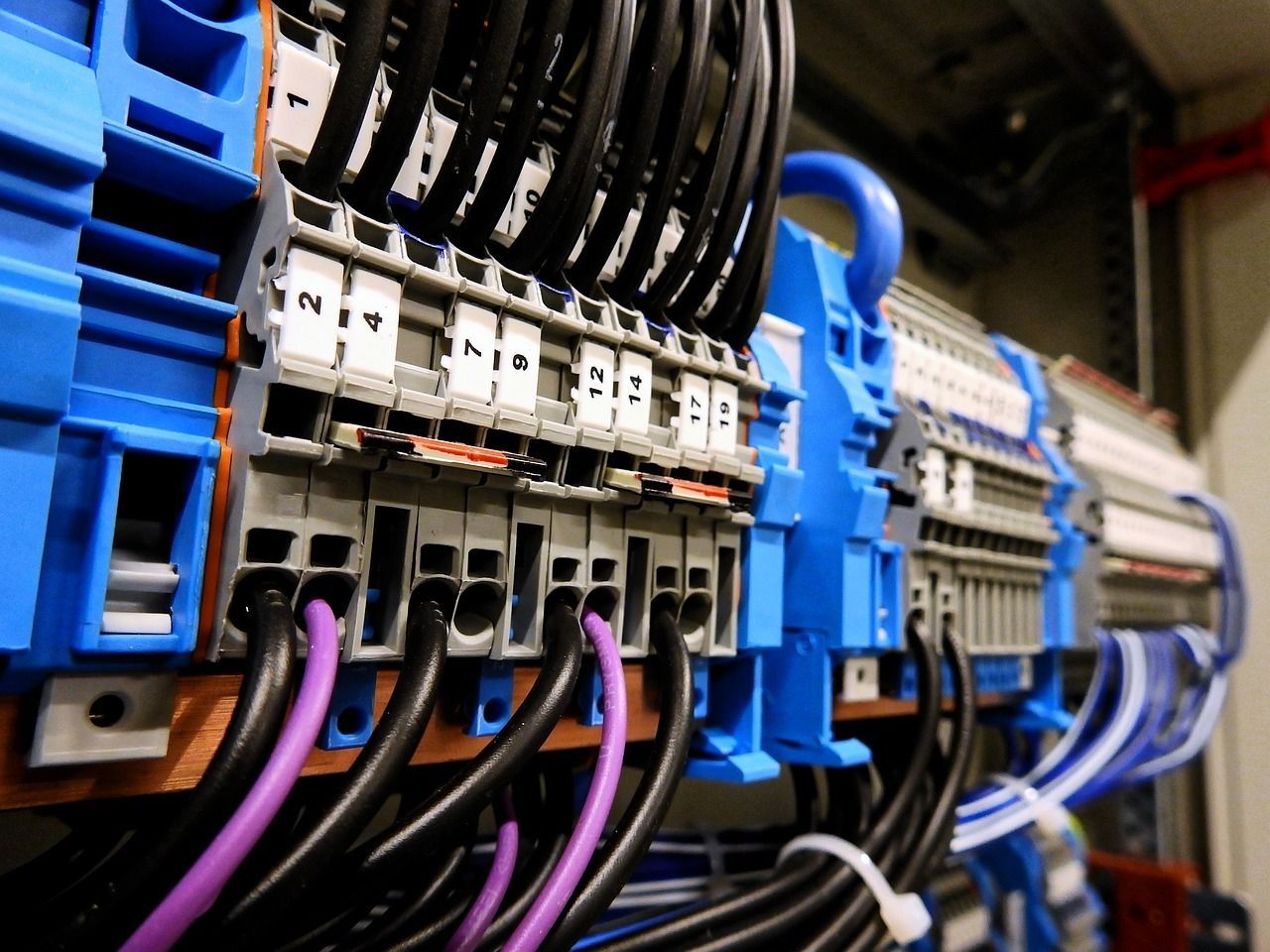 Un montón de cables están conectados a una caja azul.