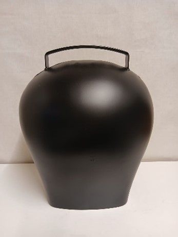 Eine schwarze Vase mit der Jahreszahl 2022 darauf