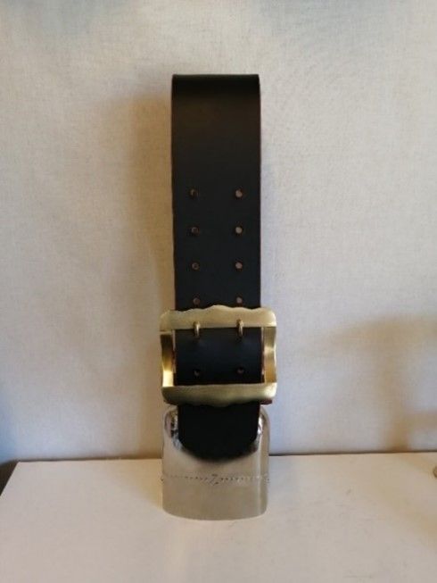 Ein schwarzer Ledergürtel mit einer silbernen Schnalle