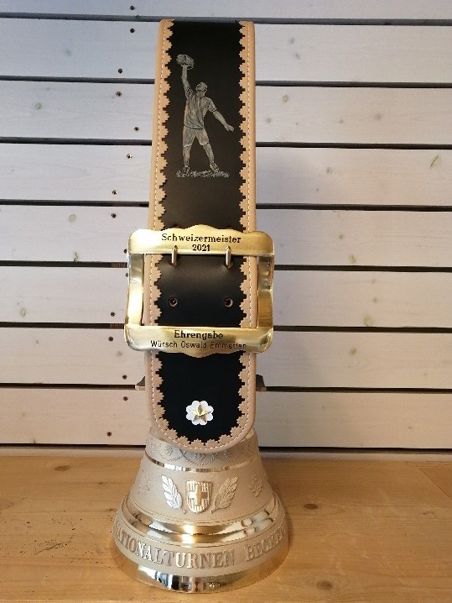 Eine Statue eines Mannes sitzt auf einem Holztisch