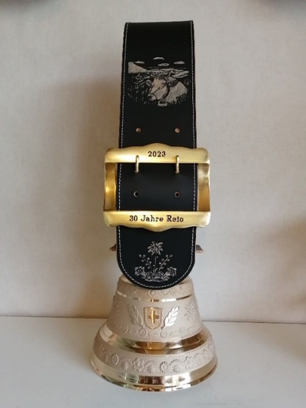 Eine Glocke mit einer Schnalle, auf der 20 Jahre steht