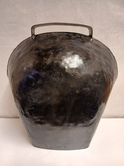 Eine Statue einer Glocke mit einer Krone darauf