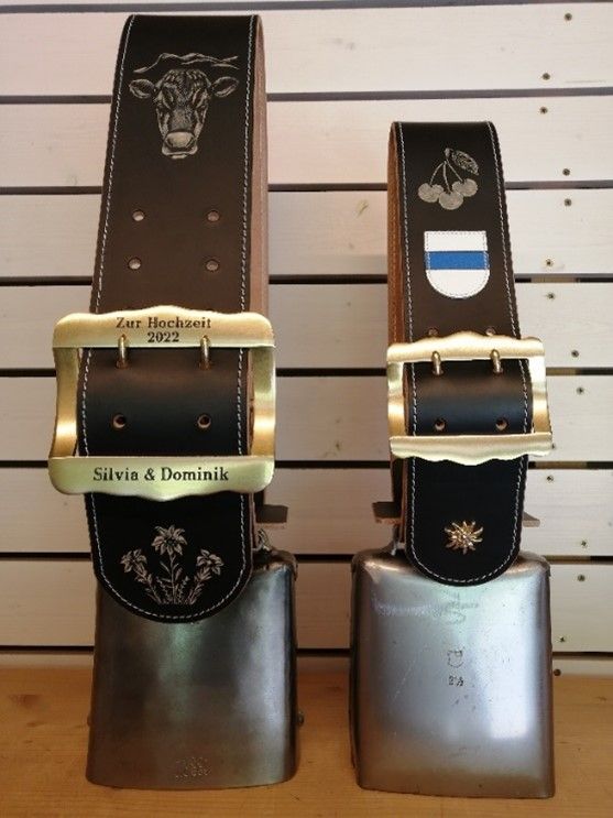 Ein Paar Kuhglocken, die nebeneinander sitzen