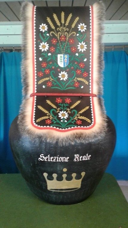 Eine Statue einer Glocke mit einer Krone darauf