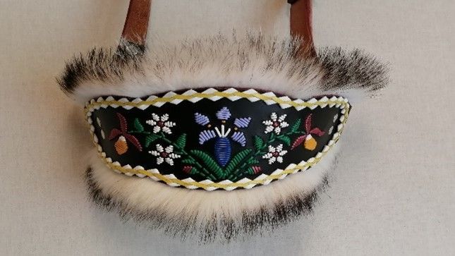 Nasenband bunt bestickt.