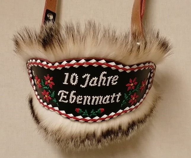 Ein Pelzkragen mit der Aufstickung „10 Jahre ebenmatt“