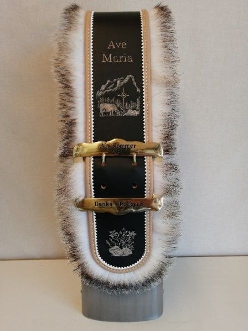 Ein schwarz-weißer Gegenstand mit der Aufschrift „Ave Maria“