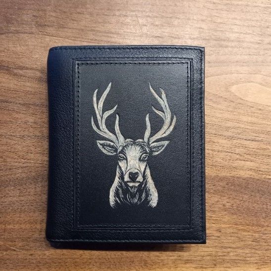Eine schwarze Brieftasche mit einem Bild von einem Hirsch darauf